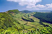 Azzorre, Isola di San Miguel - Escursione a Sete Cidades.  Lungo il sentiero che percorre la cresta della Caldeira das Sete Cidades. Vista verso l'interno della caldera. 